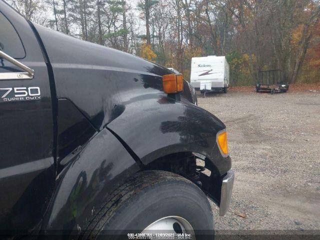 Ford F-750 Image 3