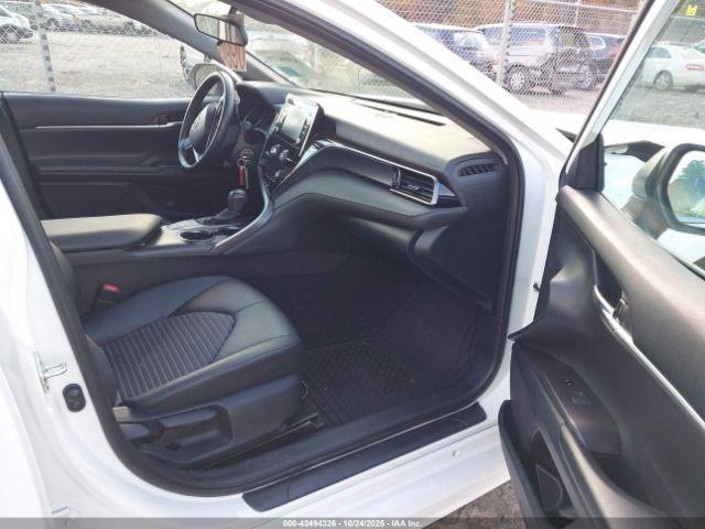 Toyota Camry Se Image 7