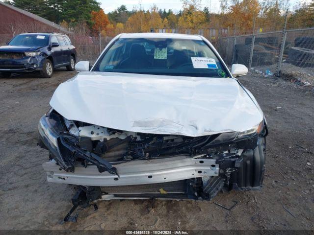 Toyota Camry Se Image 8