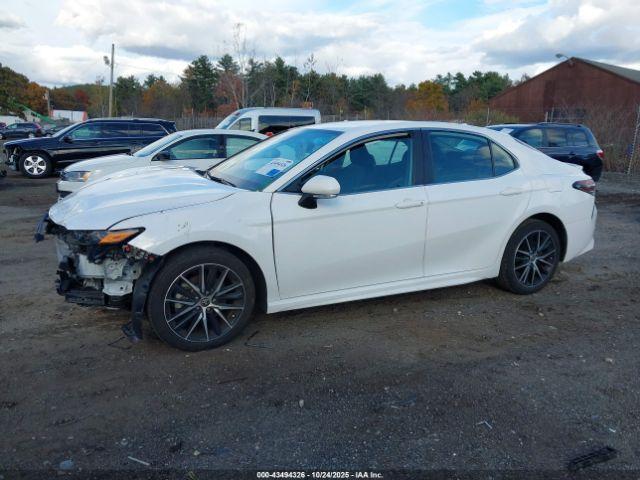 Toyota Camry Se Image 10