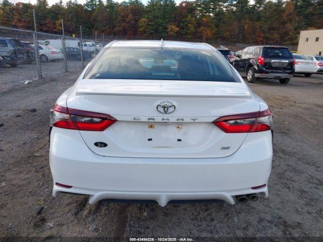 Toyota Camry Se Image 9