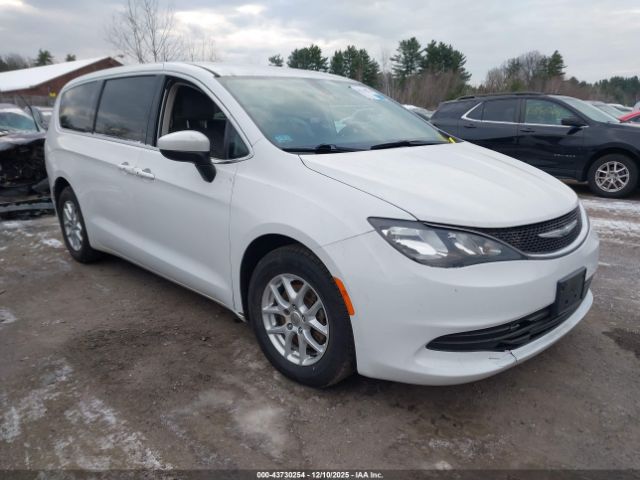 Chrysler Pacifica Touring Image 1