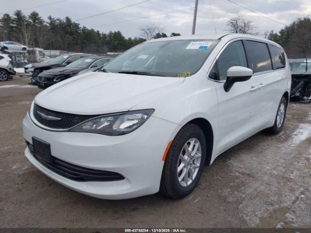 Chrysler Pacifica Touring Image 16