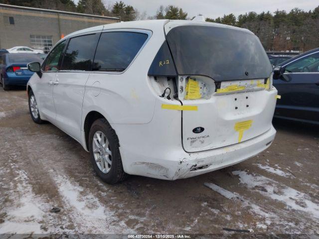 Chrysler Pacifica Touring Image 6