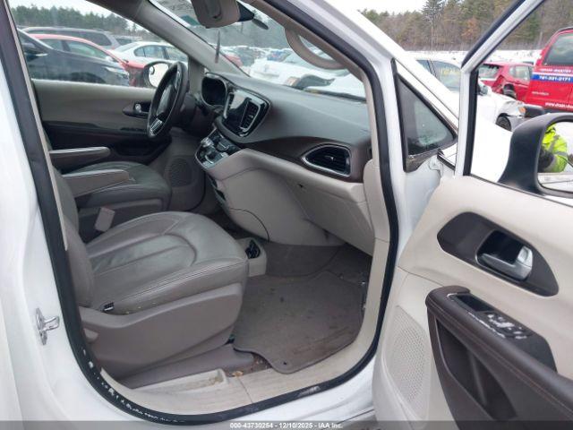 Chrysler Pacifica Touring Image 7