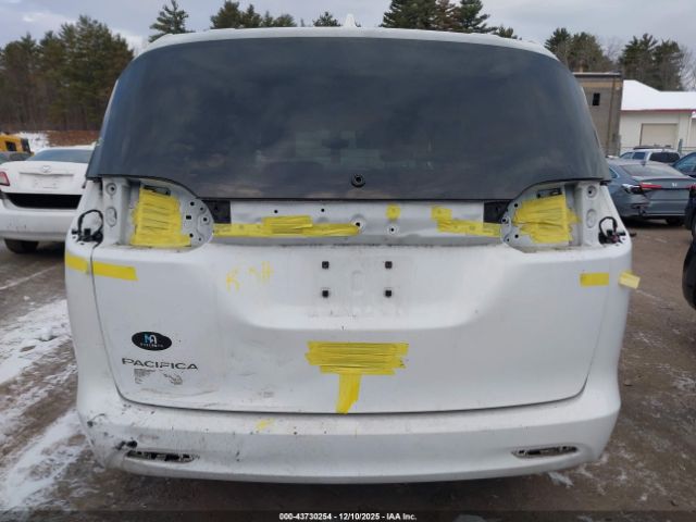 Chrysler Pacifica Touring Image 5