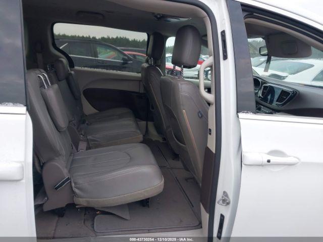 Chrysler Pacifica Touring Image 11