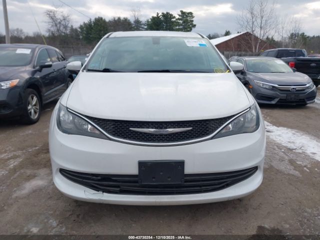 Chrysler Pacifica Touring Image 10