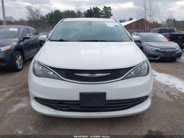 Chrysler Pacifica Touring Image 10