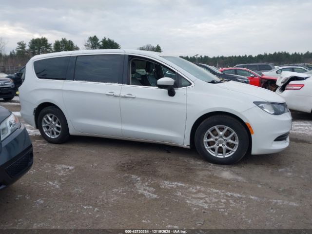 Chrysler Pacifica Touring Image 17