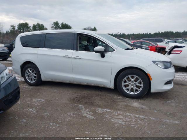 Chrysler Pacifica Touring Image 17