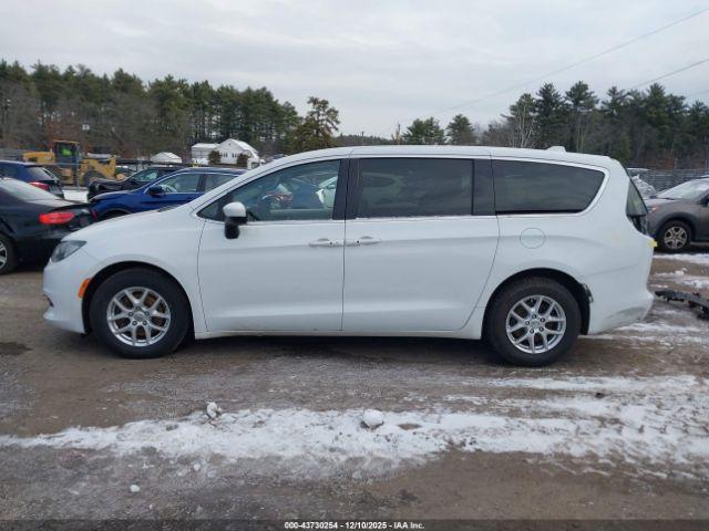 Chrysler Pacifica Touring Image 4