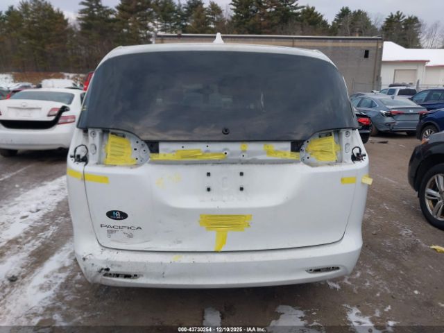 Chrysler Pacifica Touring Image 15