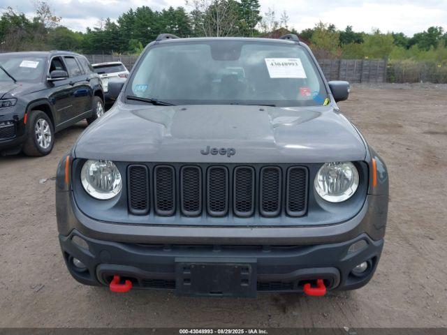 Jeep Renegade Trailhawk Image 13