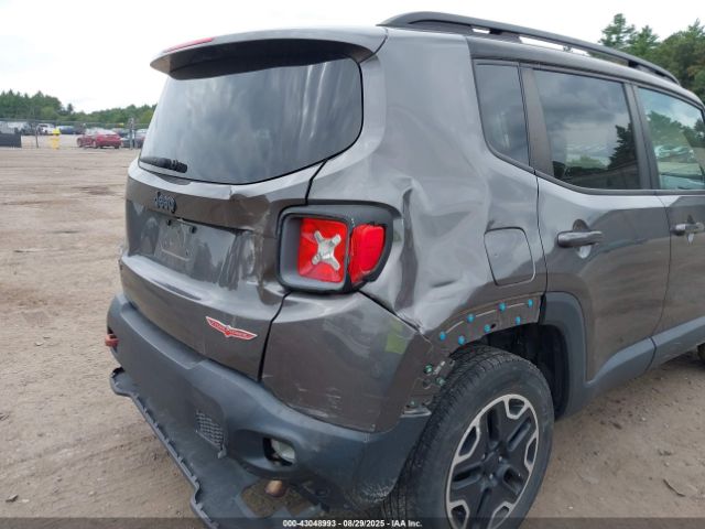 Jeep Renegade Trailhawk Image 11
