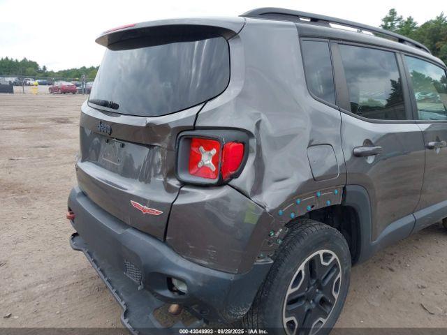 Jeep Renegade Trailhawk Image 11
