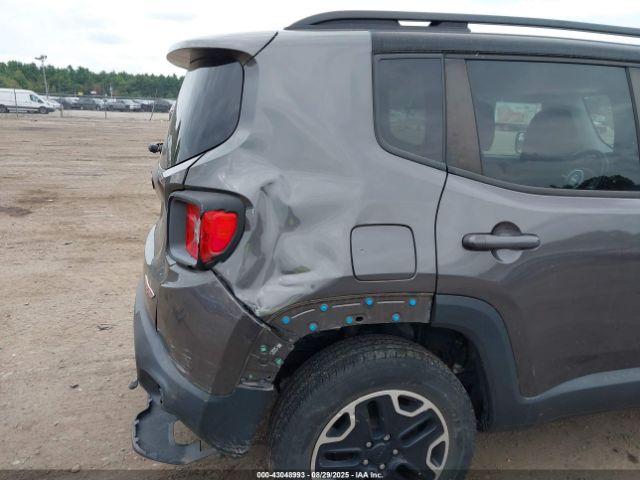 Jeep Renegade Trailhawk Image 14