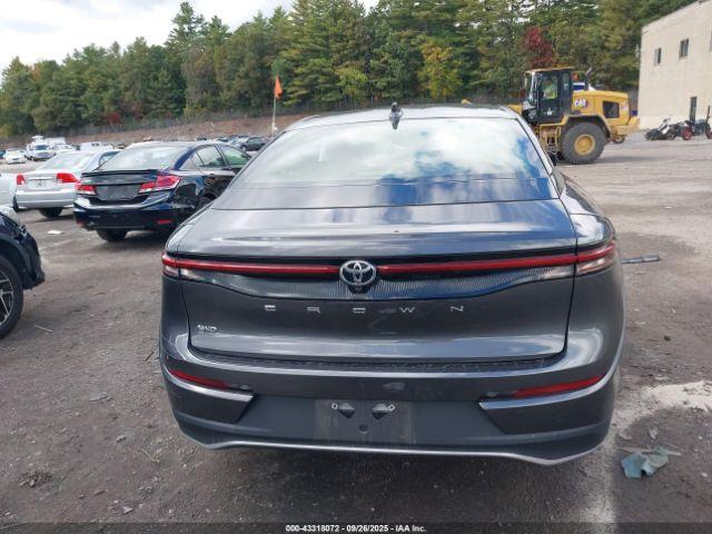 Toyota Crown Xle Image 16