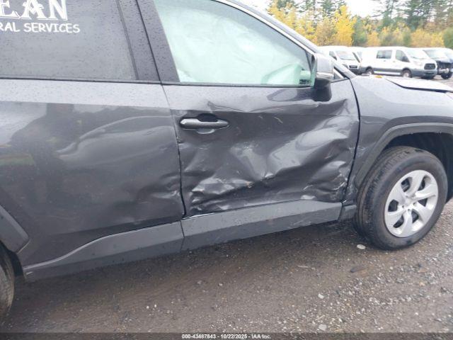 Toyota RAV4 Le Image 4