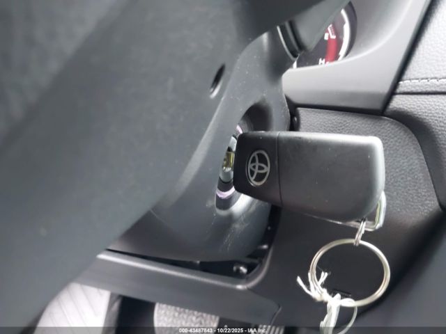 Toyota RAV4 Le Image 14