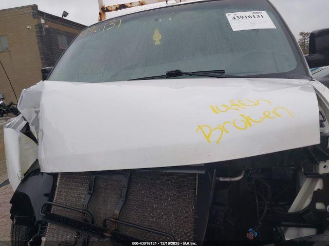 GMC Savana Work Van Image 11