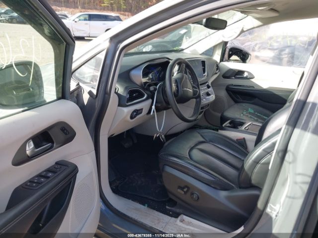 Chrysler Pacifica Touring L Image 2