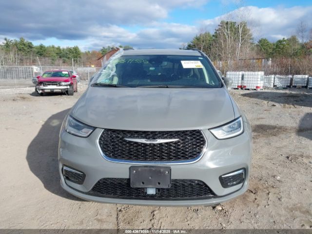 Chrysler Pacifica Touring L Image 11