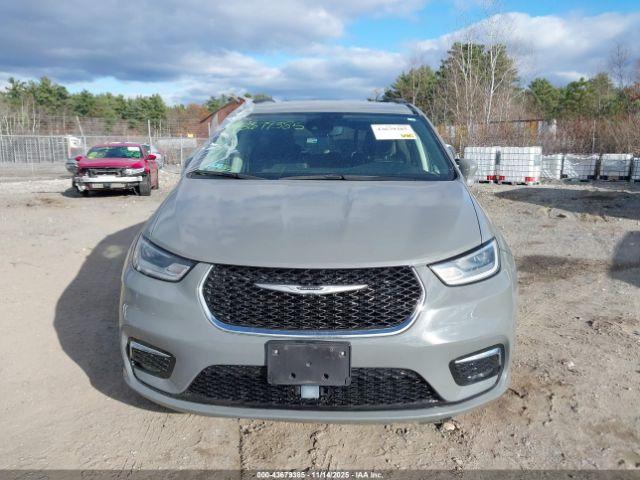 Chrysler Pacifica Touring L Image 11