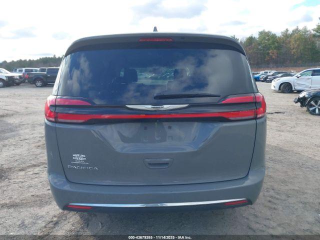 Chrysler Pacifica Touring L Image 14