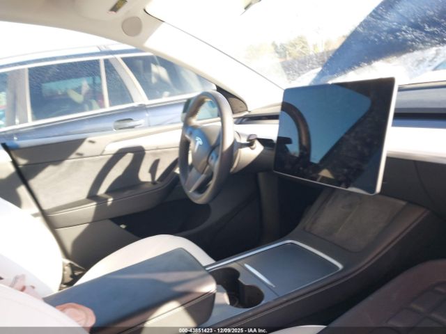 Tesla Model Y Image 16