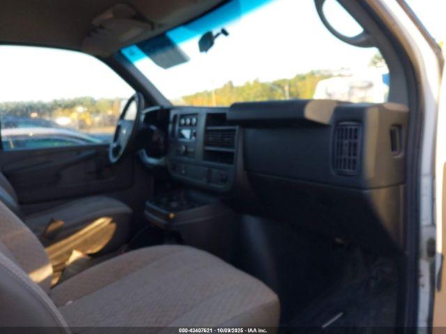 Chevrolet Express Work Van Image 4